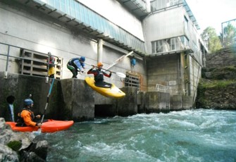 Kayakers on the Rangitāiki at Inlet to Āniwaniwa Canal